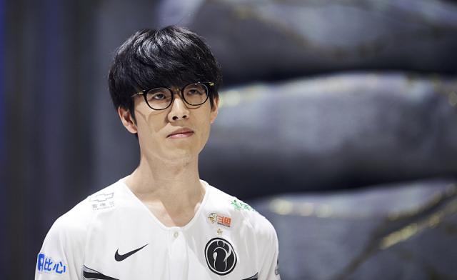 湖人vs猛龙首发：里夫斯搭档詹皇PK英格拉姆&巴恩斯