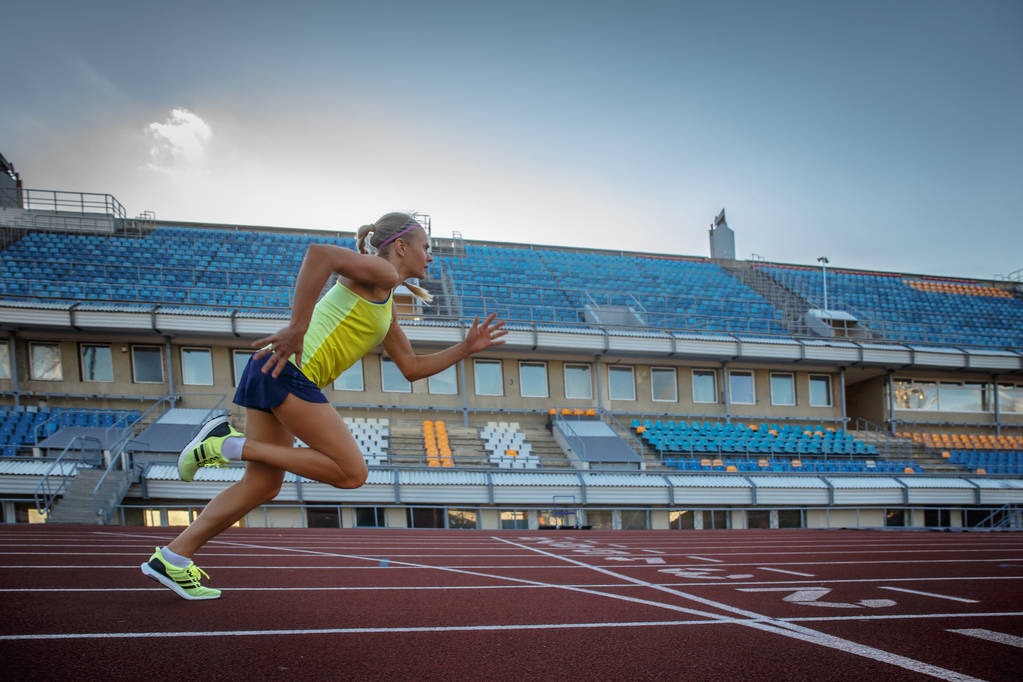 武汉盛帆女篮向仙桃中学捐赠2018万元，女篮队员闪亮登场
